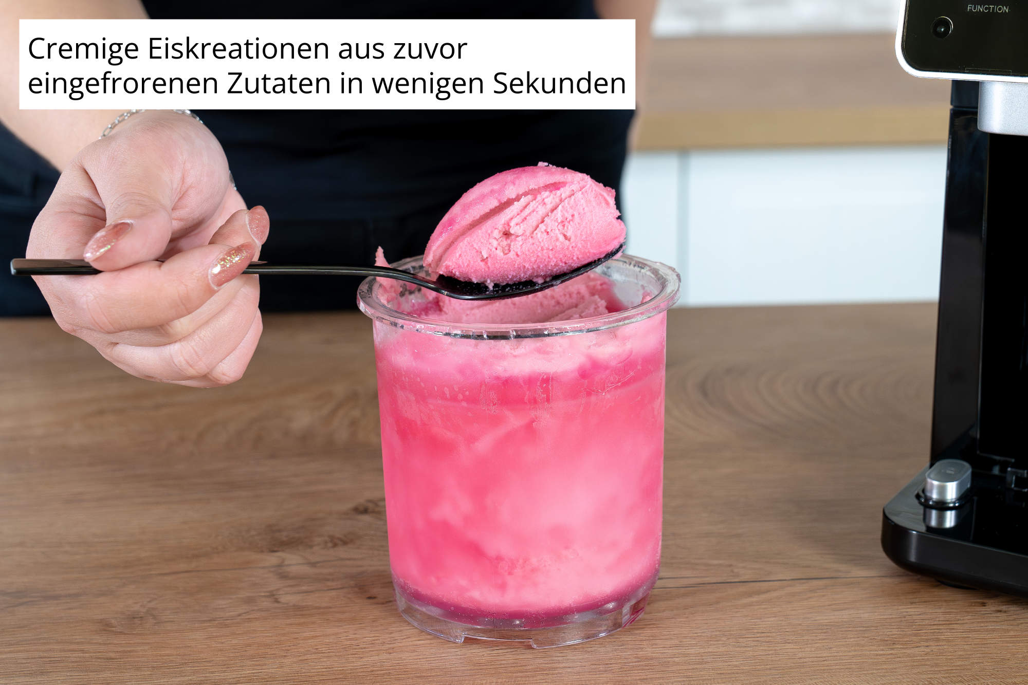 Ein Löffel cremiges Eis – frisch zubereitet aus gefrorenen Zutaten mit der CREAM DREAM in nur wenigen Sekunden.