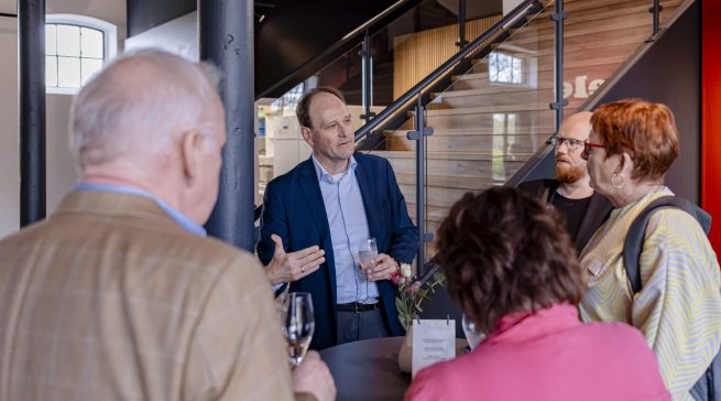 Stellte sich den Fragen der Journalisten: Dr. Markus Miele im Gespräch mit Infoboard.de-Chefredakteurin Rita Breer (r.). Foto: Miele