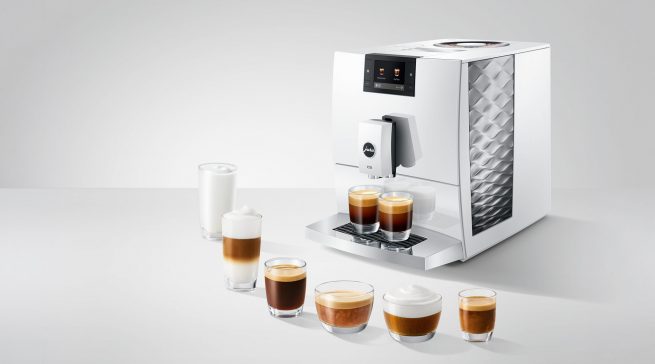Mit nur 26 cm Breite bietet die C9 von Jura zwei inspirierende Genusswelten – Hot Brew und Light Brew – sowie 17 sorgfältig abgestimmte Spezialitäten.