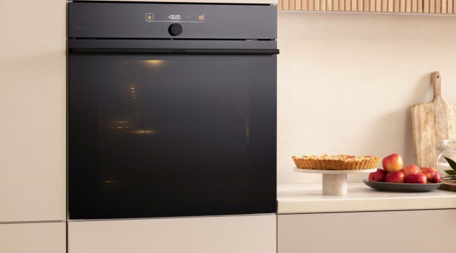 Gorenje veredelt den PizzaPlus Einbaubackofen mit einem neuen, eleganten matten Design. Die perfekte Symbiose aus moderner Ästhetik und Profi-Performance: Während die Optik Ruhe in die Küche bringt, sorgt das Innere mit 350°C für echtes Dolce Vita in Rekordzeit.