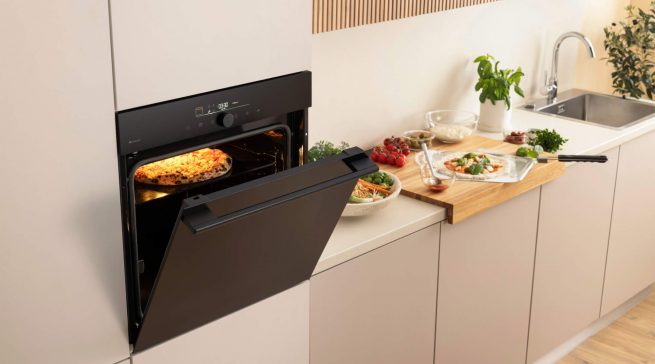 Außen matt, innen 350°C heiß: Der neue Gorenje PizzaPlus vereint edles Design mit Profi-Performance. Pizza in unter 4 Minuten und knuspriges AirFrying inklusive!