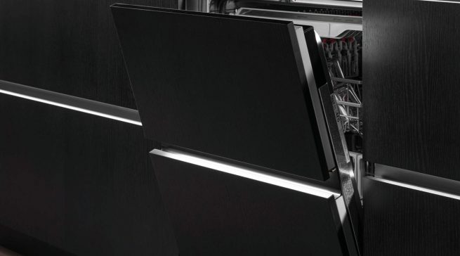 Branchenneuheit: Auch beim Öffnen des Geschirrspülers bleibt die Griffmulde beleuchtet – technische Raffinesse und emotionale Lichtstimmung. Foto: Next125