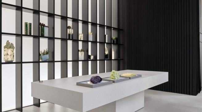 Zentrales Element der Installation „Table Rituals“ ist ein langer, skulpturaler Tisch, der als multifunktionale Plattform dient.