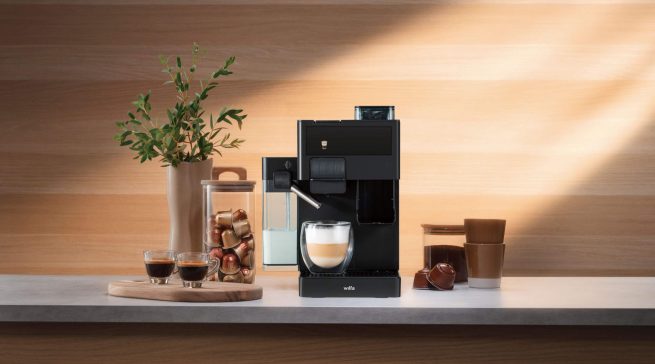 Mit der „Volo Multi Grind“ präsentiert Wilfa eine All-in-one-Kaffeemaschine mit integrierter Kaffeemühle, die frisch gemahlenen Kaffee, Kapseln, Espresso und Filterkaffee in einem kompakten Gerät vereint.