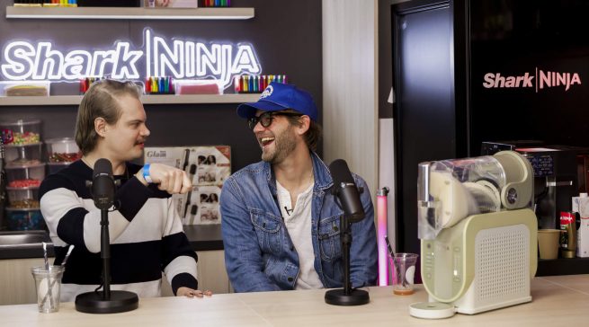 Schauspieler Wilson Gonzalez Ochsenknecht (l.) fungierte als Gastgeber in dem SharkNInja-Späti, hier mit Ben Dahlhaus. Foto: Isa Foltin/SharkNinja via Getty Images