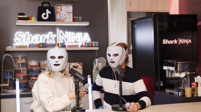 Produkte wie die Gesichtsmasek von SharkNinja wurden live vorgeführt: Lara (@eyfreundin) und Wilson Gonzalez Ochsenkecht. Foto: Isa Foltin/SharkNinja via Getty Images