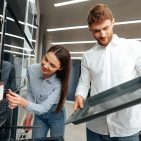 Physische Relevanz als digitaler Vorteil: Warum die echte Expertise des Fachhandels vor Ort im Jahr 2026 zur stärksten Waffe gegen den reinen Online-Preiswettbewerb wird.