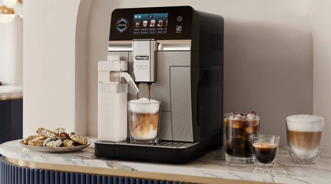 Im Zentrum der „Eletta Ultra“ steht eine gebogene Front mit modernem, visuelem User Interface, das sich wie eine fließende Benutzeroberfläche öffnet und durch die Vielfalt der Kaffeekreationen führt. Foto: De’Longhi