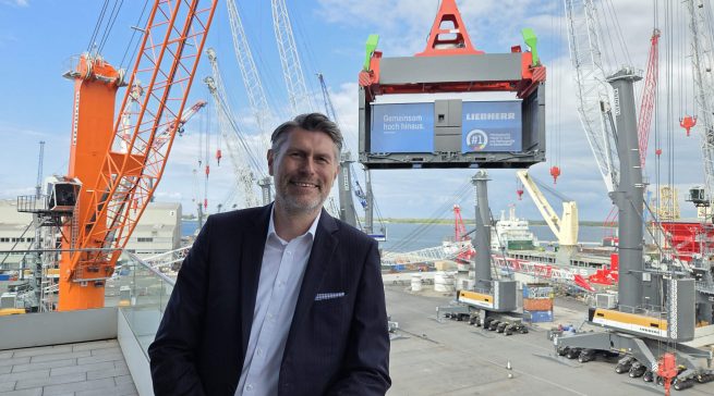 Martin Ludwig, Head of Business Area Western Europe und Member oft he Executive Commitee LHV, vor dem Container, in dem die Liebherr-Nr. 1-Kampagne visualisiert wurde. Foto: Rita Breer