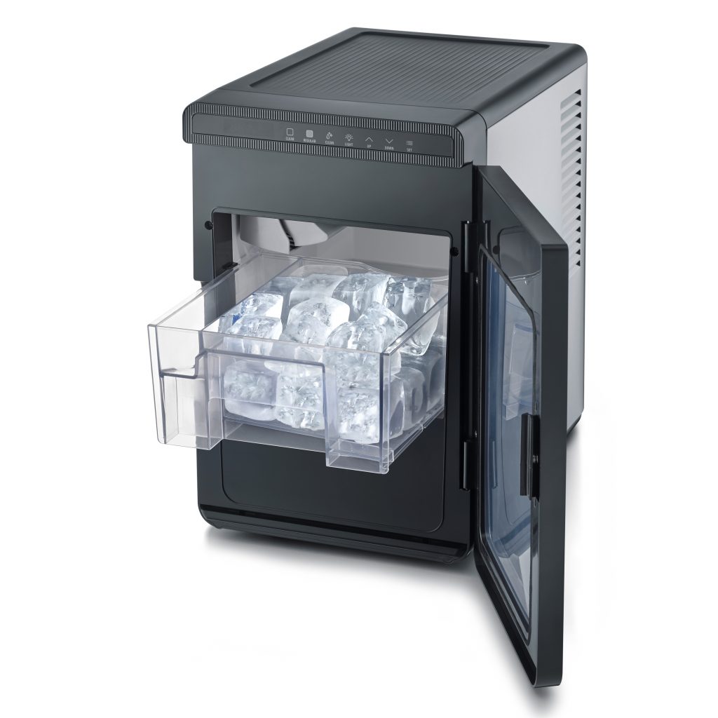 Der IceCube Pro produziert XXL-Eiswürfel, die deutlich länger kühlen und abhängig von der Wasserqualität kristallklar sind.