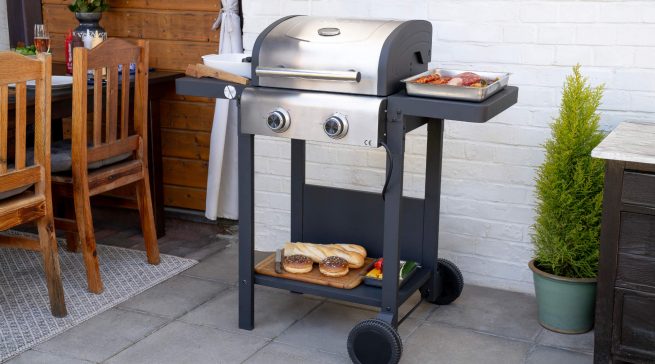 Mit dem elektrischen BBQ-Grillwagen gelingen echte Grillergebnisse ganz ohne Gas oder Holzkohle: Dank 2.600 Watt Leistung und Temperaturen von über 300 °C sorgt er für saftige Steaks, knackiges Gemüse und authentische Grillmuster auf Balkon oder Terrasse.
