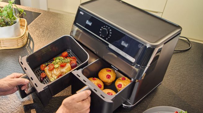 Der „TwinCook 5 Pro“ verfügt über zwei separate Garzonen mit Sync-Funktion, sodass unterschiedliche Speisen zeitgleich zubereitet werden können