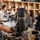 Die Premium Kaffeemühle EKM 600 von ROMMELSBACHER vereint ansprechendes Design mit präziser Mahltechnik - für echtes Barista-Feeling zuhause.