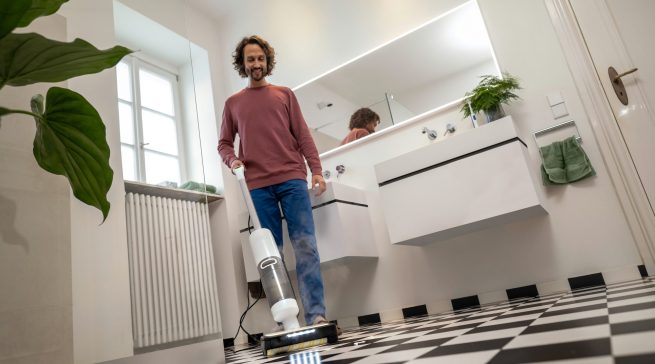 Mit dem neuen SCV 4 Steam Vac erweitert Kärcher sein Bodenpflege-Sortiment um einen Dampfsauger, der Saugen und Dampfreinigen in nur einem Arbeitsschritt verbindet.