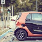 Der HDE begrüßt die stärkere Praxisorientierung des Gebäude-Elektromobilitätsinfrastruktur-Gesetzes (GEIG) beim Ausbau der Ladeinfrastruktur für Elektrofahrzeuge. Foto: HDE