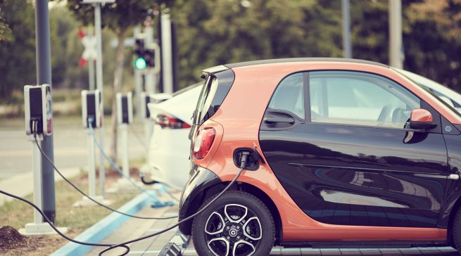 Der HDE begrüßt die stärkere Praxisorientierung des Gebäude-Elektromobilitätsinfrastruktur-Gesetzes (GEIG) beim Ausbau der Ladeinfrastruktur für Elektrofahrzeuge. Foto: HDE