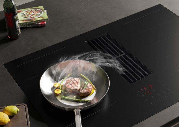 Unbeschwert kochen, ohne störende Gerüche oder Fettnebel: Die beiden neuen Induktionskochfelder mit integriertem Abzug kombinieren hohe Performance mit leisem Betrieb und sind auf die Anforderungen moderner, oft offener Küchenräume ausgelegt.