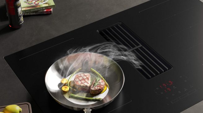 Unbeschwert kochen, ohne störende Gerüche oder Fettnebel: Die beiden neuen Induktionskochfelder mit integriertem Abzug kombinieren hohe Performance mit leisem Betrieb und sind auf die Anforderungen moderner, oft offener Küchenräume ausgelegt.