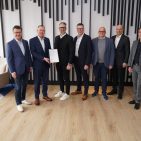 Das Postionspapier wurde erweitert. Frank Schipper (BVT), Thilo Dröge (Wertgarantie), Brendan Lenane (Euronics), Udo Knauf (Telering), Jochen Pohle (EK Retail), Steffen Kahnt (BVT) und Matthias Assmann (EP) präsentieren das Papier. Foto: J. Dünkelmann (BVT)