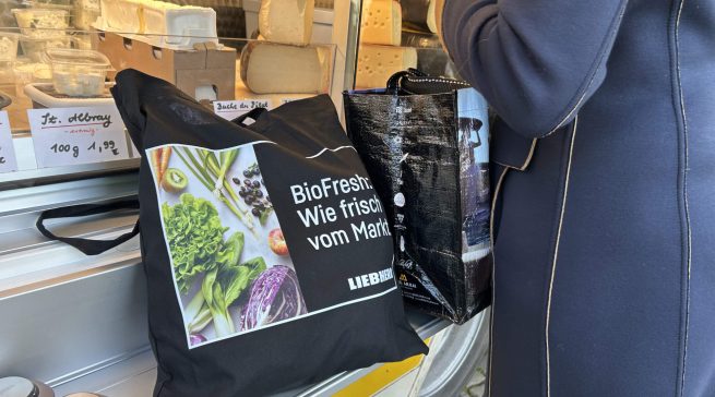 An 31 Marktständen über alle Bundesländer hinweg erhalten Kunden beim Einkauf gratis eine Oeko zertifizierte Liebherr-Stofftasche für das frisch gekaufte Obst und Gemüse.