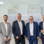 Gaben auf der Wirtschaftspressekonferenz der AMK einen Überblick über die wirtschaftliche Lage der deutschen Küchenbranche (v.l.): Alexander Wolf (NIQ/GfK Consultant CSM I Elektrogroßgeräte), Volker Irle (CEO AMK), Bernd Weisser (Nobilia-Werke), Christian Gerwens (Miele & Cie.). Foto: AMK