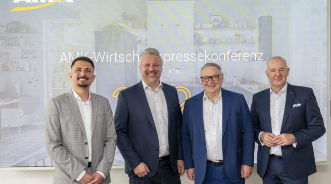 Gaben auf der Wirtschaftspressekonferenz der AMK einen Überblick über die wirtschaftliche Lage der deutschen Küchenbranche (v.l.): Alexander Wolf (NIQ/GfK Consultant CSM I Elektrogroßgeräte), Volker Irle (CEO AMK), Bernd Weisser (Nobilia-Werke), Christian Gerwens (Miele & Cie.). Foto: AMK