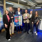 electroplus küchenplus und Liebherr präsentieren neue Sommerak-tion (v. l. n. r.): Alice Jank (Category Manager Major Domestic Appliances, EK Retail), Paul Süwer (Team Lead Marketing and E-Commerce, EK Re-tail), Franz Schreckenberg (Team Lead Category Management Electro, EK Retail), Martin Wolf (General Manager EK Home Electrical Appli-ances, EK Retail), Christian Claes (Senior Concept Manager küchenplus, EK Retail) und Meike Ullrich (Senior Concept Manager electroplus, EK Retail).