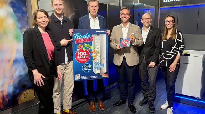 electroplus küchenplus und Liebherr präsentieren neue Sommerak-tion (v. l. n. r.): Alice Jank (Category Manager Major Domestic Appliances, EK Retail), Paul Süwer (Team Lead Marketing and E-Commerce, EK Re-tail), Franz Schreckenberg (Team Lead Category Management Electro, EK Retail), Martin Wolf (General Manager EK Home Electrical Appli-ances, EK Retail), Christian Claes (Senior Concept Manager küchenplus, EK Retail) und Meike Ullrich (Senior Concept Manager electroplus, EK Retail).