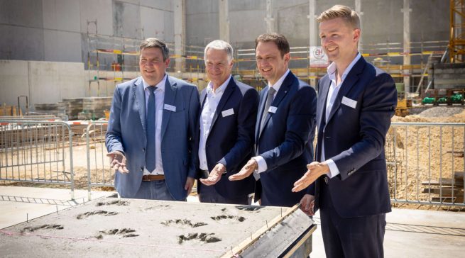 Grundsteinlegung in Dillingen; Im Bild von links: Landrat Markus Müller, Standortleiter Claus Köther, Oberbürgermeister Frank Kunz, Logistikleiter Manuel Utz