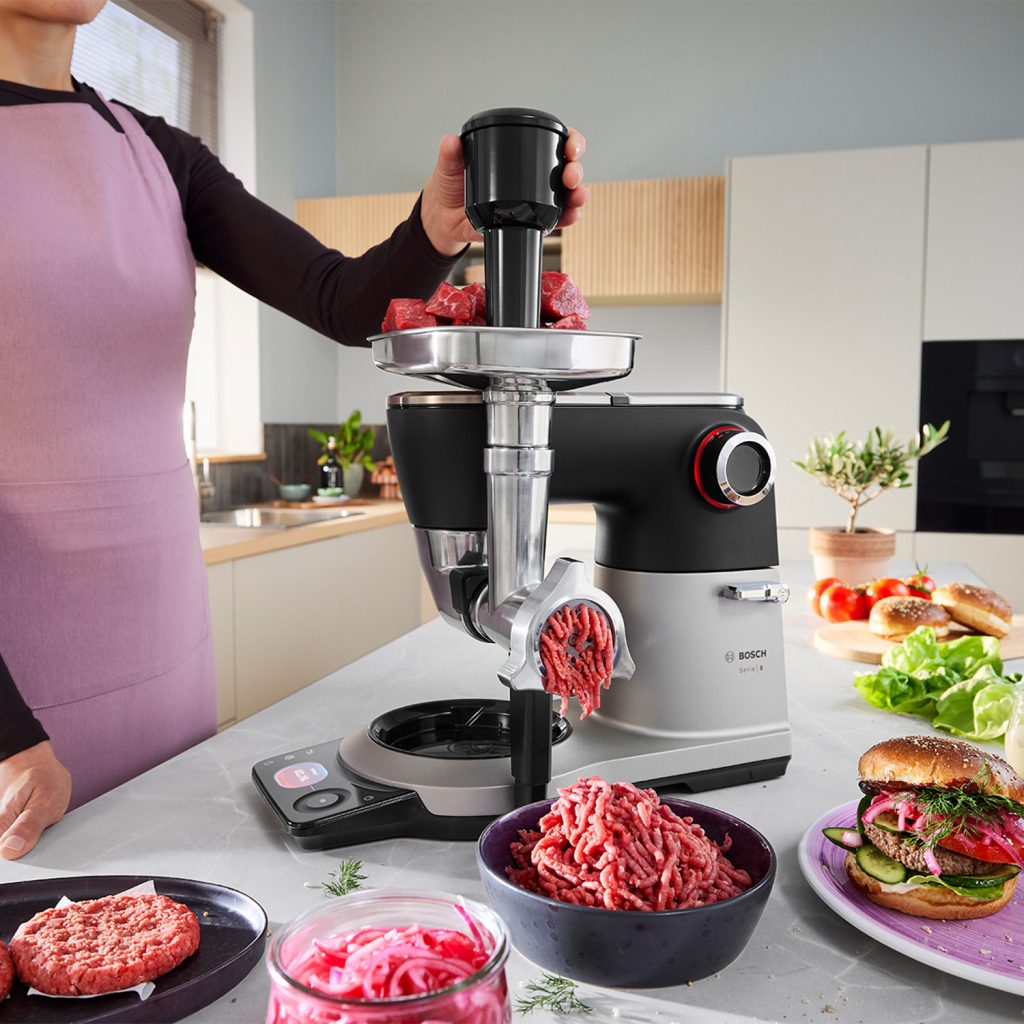 Mit der Bosch Küchenmaschine Serie 8 und dem passenden Fleischwolf-Aufsatz lässt sich Hackfleisch unkompliziert selbst herstellen. Je nach Zubehör übernimmt das Gerät zudem weitere Aufgaben wie Teig kneten, Saft pressen oder Gemüse raspeln.