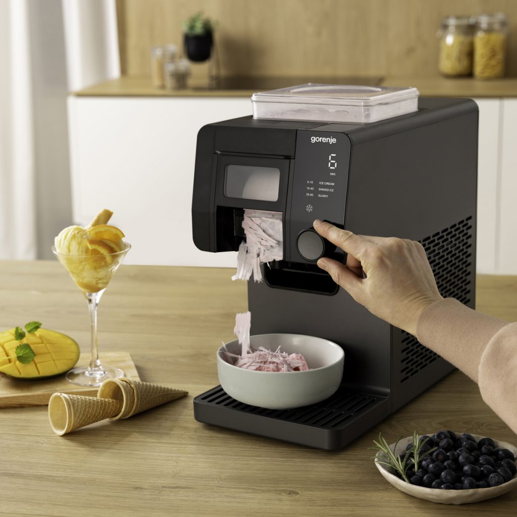 Die Gorenje 3-in-1 Instant-Eismaschine ist auf eine einfache Bedienung ausgelegt: Zutaten einfüllen, Programm wählen und Slushies, Eis oder Shaved Ice in kurzer Zeit zubereiten.