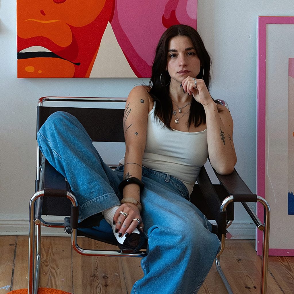 Die Berliner Illustratorin und Designerin Josephine Rais gestaltet den deutschen Beitrag zur Kampagne Teller mit Wirkung. Ihr Stil ist geprägt von kräftigen Farben und einer lebensfrohen Bildsprache.