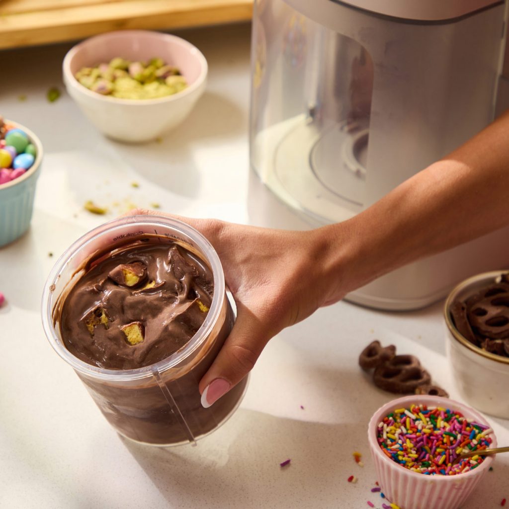Bei der Chilluxe Eismaschine von Russell Hobbs sind der Kreativität kaum Grenzen gesetzt.