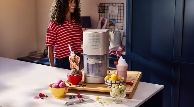 Die Chilluxe Eismaschine von Russell Hobbs unterstützt die Zubereitung selbstgemachter Eiskreationen mit sieben Automatikprogrammen, zwei 500-Milliliter-Behältern, Re-Spin-Funktion und einem 4-flügeligen Edelstahlmesser.