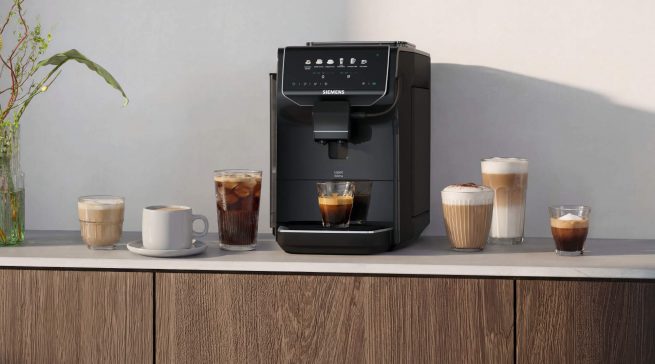 Der neue Siemens Kaffeevollautomat „EQ500 iAroma“ richtet sich an Nutzer, die Wert auf unkomplizierten Kaffeegenuss legen. Über das coffeeSelect Display stehen die wichtigsten Kaffeespezialitäten auf Knopfdruck zur Verfügung.