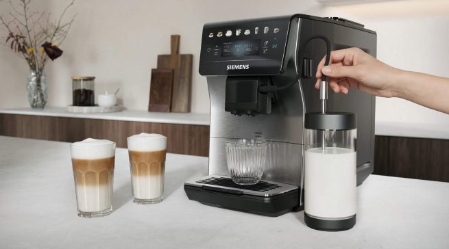 Der Siemens „EQ600 iAroma“ erweitert die Kaffeevielfalt um bis zu 25 direkt anwählbare Spezialitäten und überzeugt mit intuitiver Touch-Bedienung sowie automatisierter Milchsystem-Reinigung.