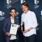 v.l.n.r.: Lukas Thorsson, Geschäftsführer der Filmflow GmbH, und Lars Maschmeyer, Leiter Omnichannel Content Marketing bei Sonepar Deutschland, nahmen den German Brand Award GOLD für die Sonepar-Weiterhelfer-Show entgegen. Bild: Sonepar