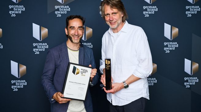 v.l.n.r.: Lukas Thorsson, Geschäftsführer der Filmflow GmbH, und Lars Maschmeyer, Leiter Omnichannel Content Marketing bei Sonepar Deutschland, nahmen den German Brand Award GOLD für die Sonepar-Weiterhelfer-Show entgegen. Bild: Sonepar