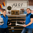 Dr. Joyce Gesing (l.) übernimmt Euronics XXL Dieker von Thomas Dieker.