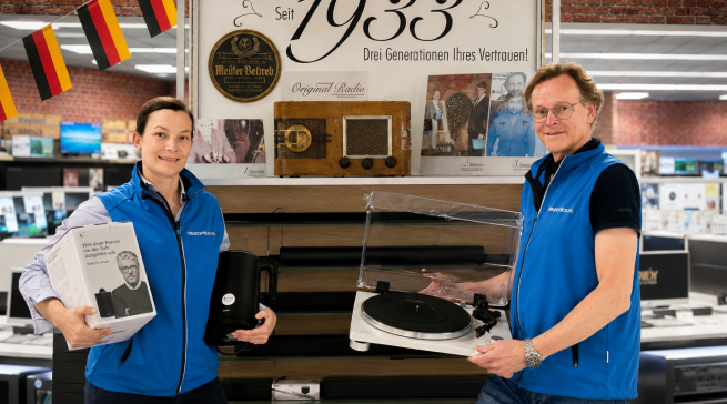 Dr. Joyce Gesing (l.) übernimmt Euronics XXL Dieker von Thomas Dieker.