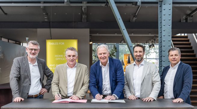 Vertragsunterzeichnung KKT: v.l.n.r Marko Steinmeier, Dr. Olaf Hoppelshäuser, Gerald Böse, Daniel Borgstedt und Marcus Roth. Copyright der Bilder: Alliance, Der Küchenring, KüchenTreff