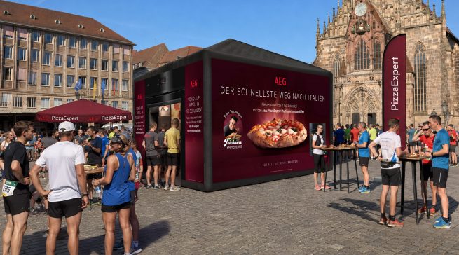AEG begleitete den AEG 10K Run beim Metropolmarathon mit der PizzaExpert Consumer Experience Tour auf dem Nürnberger Hauptmarkt und präsentierte dort den AEG 7000 PizzaExpert Multifunktionsbackofen als zusätzlichen Treffpunkt für Besucherinnen, Besucher und Teilnehmende.