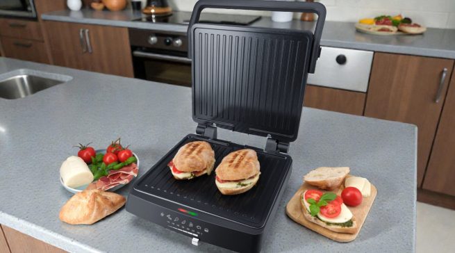 Der Kontaktgrill FG 75 von Steba lässt sich flexibel als Kontakt-, Panini- und Tischgrill einsetzen und eignet sich damit für Sandwiches ebenso wie für Fleisch, Gemüse und weitere Grillgerichte im Alltag.
