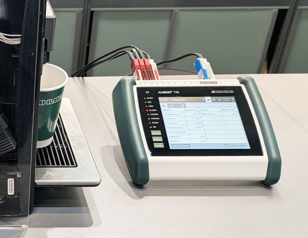 Der Datenlogger Almemo 710 speichert die erfassten Messwerte der Kaffeemaschine und stellt sie übersichtlich auf einem Touch-Display dar.