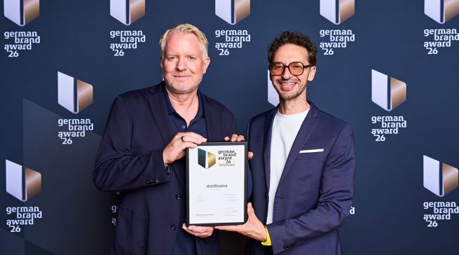Thomas Teckentrup, Geschäftsführer der medisana GmbH, nimmt den Award entgegen.