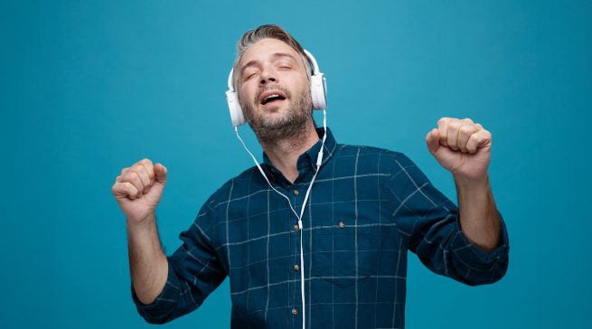 Stilechter Kabelsalat: Die Gen Z hört wieder mit Kabel. Was wie ein nostalgischer Retro-Trend wirkt, schlägt sich laut Galaxus und Digitec bereits handfest in den Verkaufszahlen nieder.