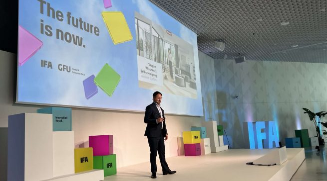 Danijel Vladimirov, Vice President Sales Germany bei Miele, zeigte auf dem IFA Kick-Off unter dem Motto „The Future is Now“, wie aktuelle gesellschaftliche und technologische Entwicklungen das Zuhause verändern – und wie Miele darauf mit innovativen Lösungen antwortet. (Fotos: Miele)