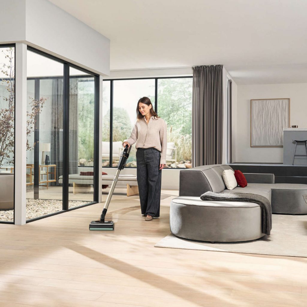 Mit dem Duoflex HX2 stellt Miele die zweite Generation der Duoflex-Modellreihe vor. Das Gerät saugt, wischt und reinigt sich selbst – und macht so erstmals aus drei Arbeitsschritten einen.