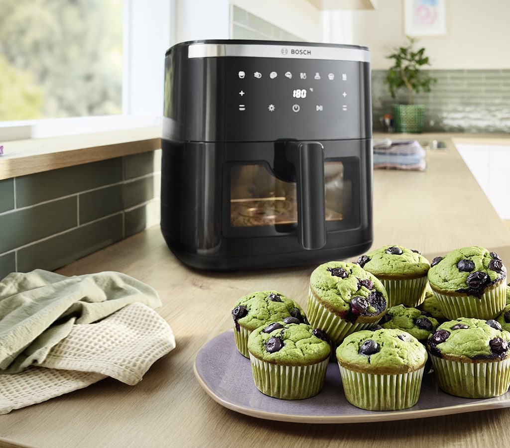 Der Air Fryer steht bereit für Matcha-Muffins und weitere Backideen – Bosch empfiehlt für Muffins etwa 15 bis 18 Minuten bei 160 Grad Celsius.