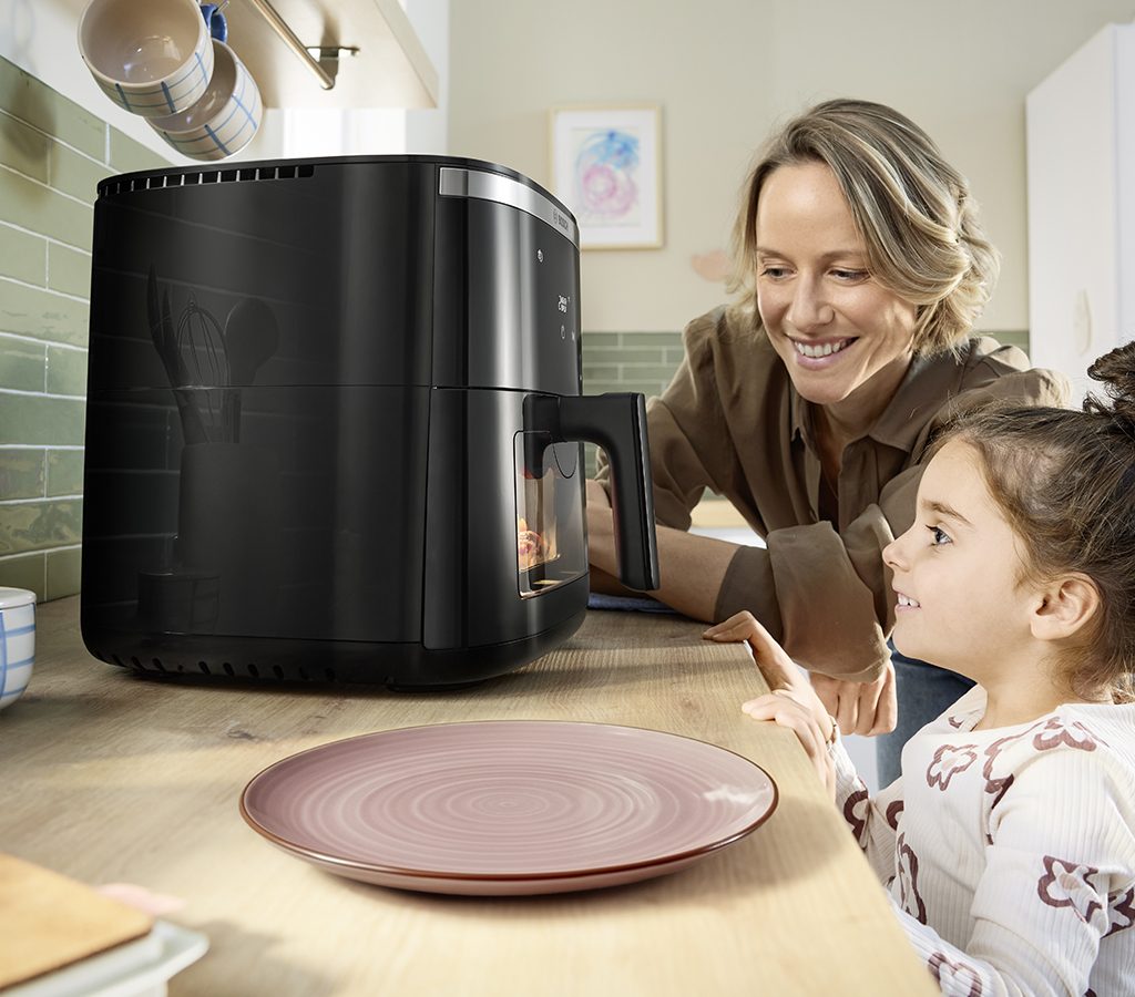 Durch das Sichtfenster lässt sich beobachten, wie der Air Fryer backt – das macht die Zubereitung besonders unterhaltsam.